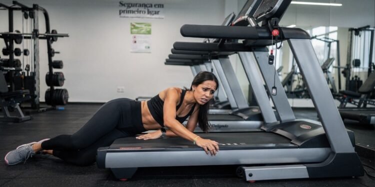 Queda em esteira vira caso de Justiça e rede de academias é condenada por falha no serviço; decisão amplia responsabilidade de academias