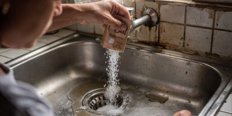 Chega de soda cáustica: o sal é seguro, eficaz e limpa ralos entupidos sem agredir o cano nem soltar vapores tóxicos