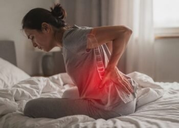 Essa dor que você sente ao levantar da cadeira pode ter origem em uma área que quase ninguém alonga e que trava sua lombar sem aviso