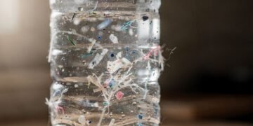 Estudo revela 240 mil fragmentos de plástico por litro em garrafa de água e o que isso pode causar no seu corpo assusta