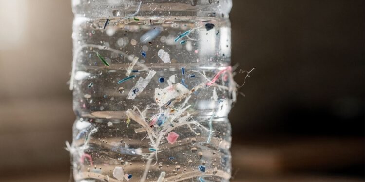 Estudo revela 240 mil fragmentos de plástico por litro em garrafa de água e o que isso pode causar no seu corpo assusta
