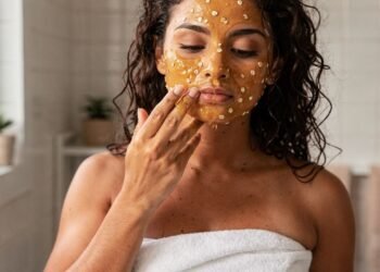 Pele seca, opaca e com linhas? Essa máscara caseira hidrata profundamente e devolve elasticidade com apenas dois ingredientes