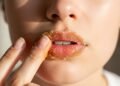 A mistura de dois ingredientes que está transformando a aparência dos lábios secos e ninguém te ensinou a fazer direito