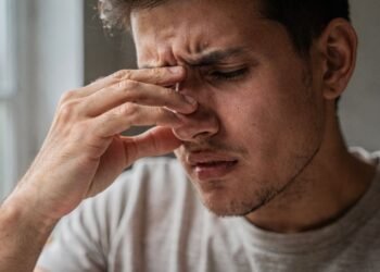 Se você precisa respirar pela boca para dormir, talvez esteja ignorando o problema real por trás dessa congestão que nunca desaparece