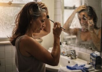 Fios brancos na raiz? Aprenda a usar maquiagem para camuflar sem manchar a pele nem danificar o couro cabeludo