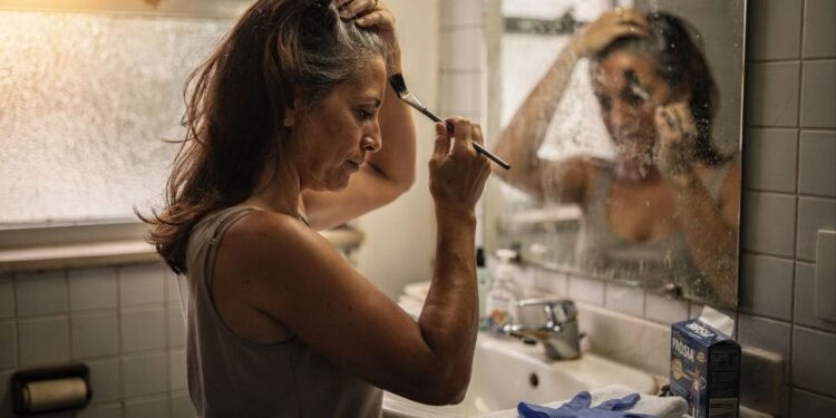 Fios brancos na raiz? Aprenda a usar maquiagem para camuflar sem manchar a pele nem danificar o couro cabeludo