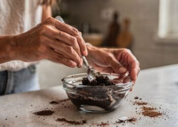 Essa mistura de dois ingredientes que você tem em casa deixa a pele mais lisa, brilhante e com toque sedoso logo após o banho