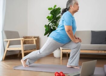 3 exercícios essenciais para fazer e voltar a subir escadas sem sentir dor depois dos 60