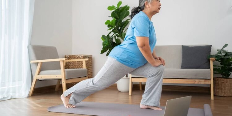 3 exercícios essenciais para fazer e voltar a subir escadas sem sentir dor depois dos 60