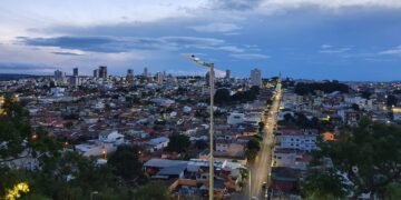 A cidade mineira que concentra o maior spa termal do Brasil e um mineral estratégico do mundo