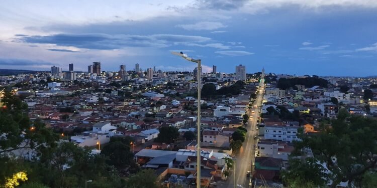 A cidade mineira que concentra o maior spa termal do Brasil e um mineral estratégico do mundo