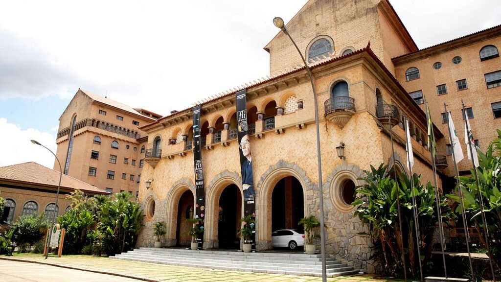 A cidade mineira que concentra o maior spa termal do Brasil e um mineral estratégico do mundo