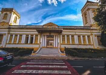 A cidade mineira que concentra o maior spa termal do Brasil e um mineral estratégico do mundo