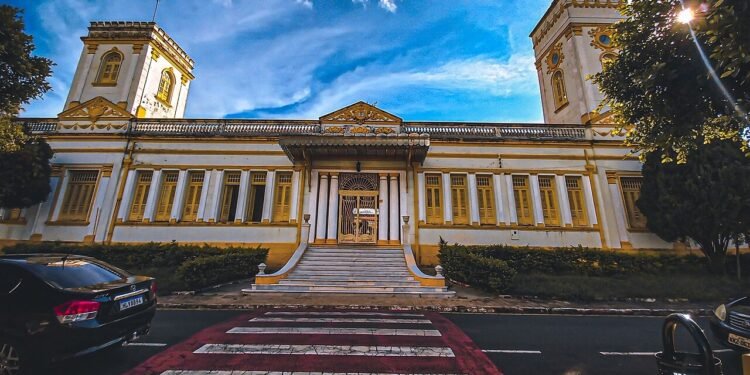 A cidade mineira que concentra o maior spa termal do Brasil e um mineral estratégico do mundo