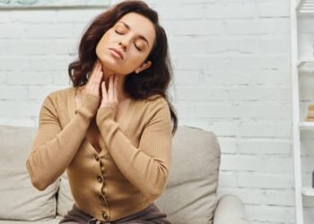 Pescoço travado? Aprenda 5 movimentos de automassagem rápida