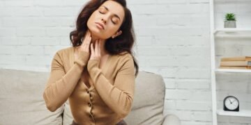 Pescoço travado? Aprenda 5 movimentos de automassagem rápida