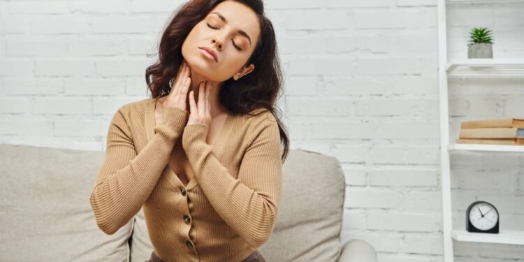 Na prática, a automassagem foca na nuca, laterais do pescoço, trapézio (músculo que liga pescoço - Créditos: depositphotos.com / HayDmitriy