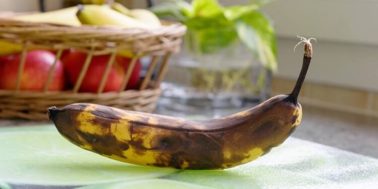 escurecimento da banana faz parte do processo natural de maturação, que continua mesmo depois da colheita - Créditos: depositphotos.com / philipimage