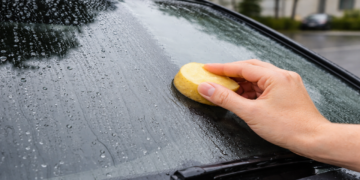 O truque da batata que ajuda a reduzir manchas em vidro e metal