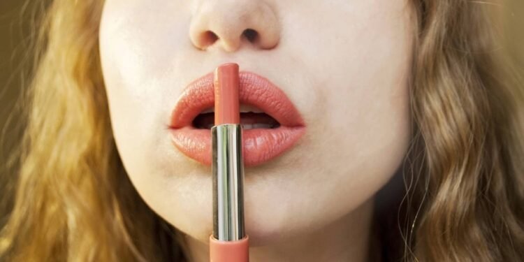 O batom coral é considerado um tom estratégico porque transita entre o laranja e o rosa, conversando bem tanto com peles frias - Créditos: depositphotos.com / Alina_ptashka