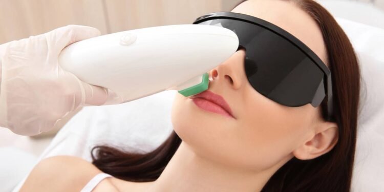 A expressão depilação do buço inclui vários métodos com duração e conforto diferentes - Créditos: depositphotos.com / serezniy