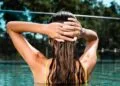 Dicas práticas para cuidar do cabelo no verão e evitar fios ressecados e quebradiços