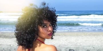 Cabelo cacheado no calor: cuidados para evitar ressecamento e frizz