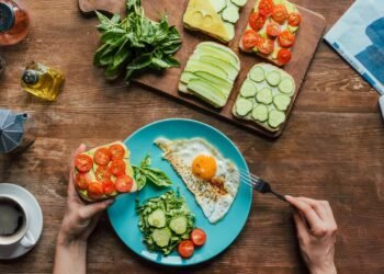 Os 7 efeitos chocantes de pular café da manhã depois dos 50