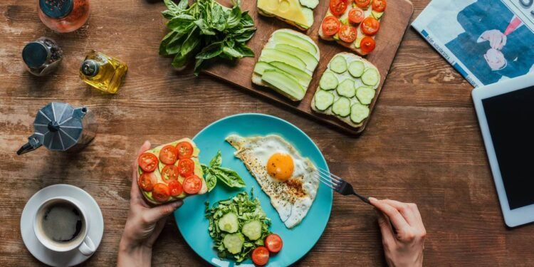 Os 7 efeitos chocantes de pular café da manhã depois dos 50