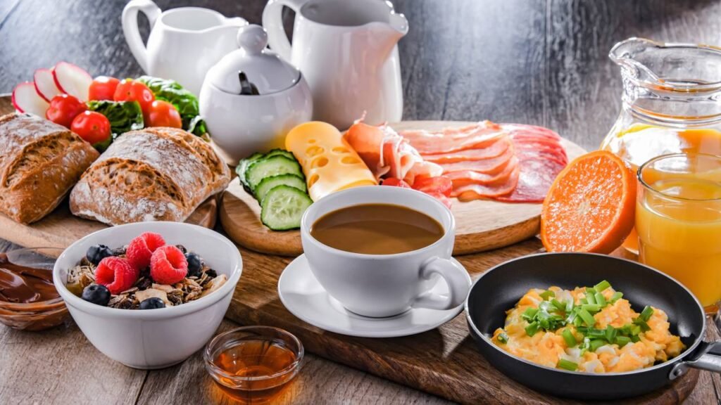 Os 7 efeitos chocantes de pular café da manhã depois dos 50