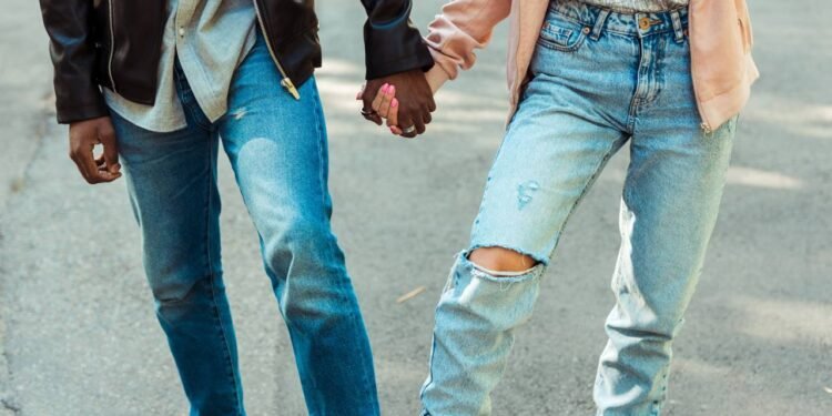 Entre as mudanças mais visíveis, alguns tipos de calça jeans deixam de ser o foco das coleções - Créditos: depositphotos.com / SashaKhalabuzar