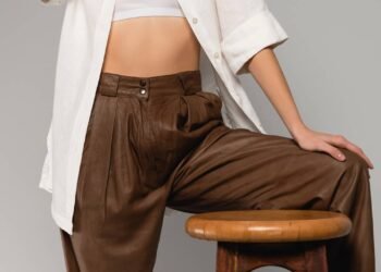 A cor desse jeans é aposta de 2026 e combina com qualquer sapato elegante