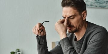 Sinais discretos do colesterol alto que o corpo mostra antes do susto