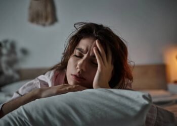 Acordou com o rosto inchado? Truques para parecer descansada mesmo após uma noite mal dormida