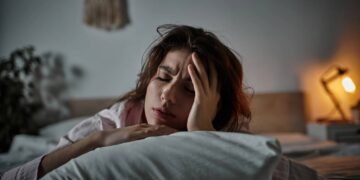 Acordou com o rosto inchado? Truques para parecer descansada mesmo após uma noite mal dormida