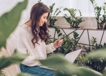 Casa cheia de vida: veja quais plantas resistem à sombra e falta de água
