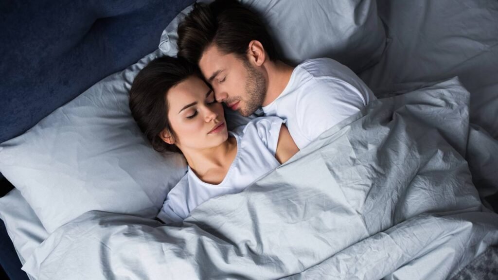 Esse hábito romântico na cama pode estar sabotando seu descanso