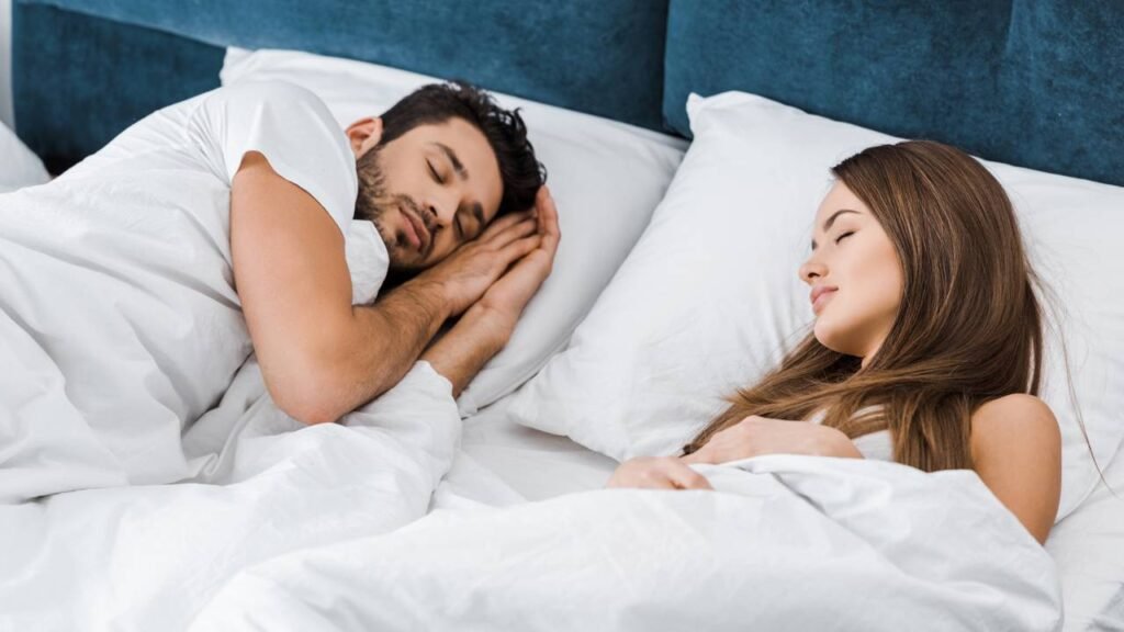 Esse hábito romântico na cama pode estar sabotando seu descanso