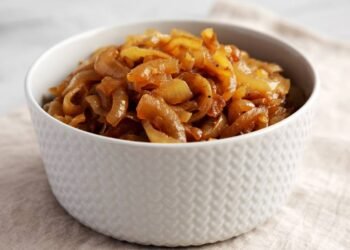 Cebolas caramelizadas: passo a passo fácil e prático