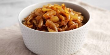 Cebolas caramelizadas: passo a passo fácil e prático