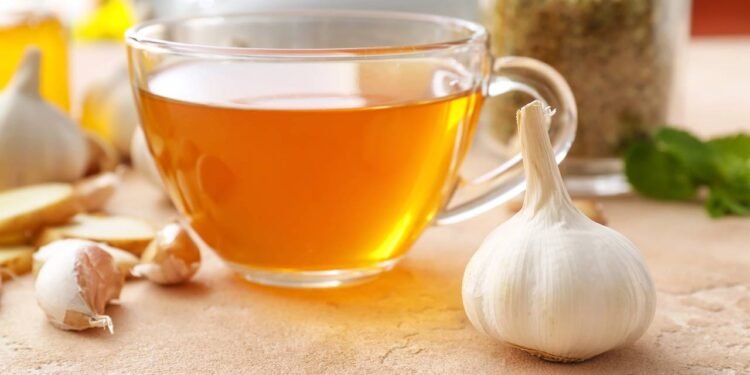 Quando se fala em chá de alho para reduzir colesterol, muitas pessoas buscam mais do que apenas um número melhor no exame - Créditos: depositphotos.com / serezniy
