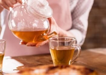 Os chás anti-inflamatórios que aliviam gases e deixam a barriga mais leve