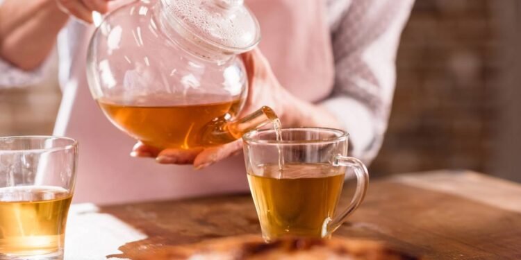 As infusões anti-inflamatórias estão cada vez mais presentes na rotina de quem quer reduzir o inchaço abdominal, melhorar a digestão e diminuir a retenção de líquidos - Créditos: depositphotos.com / TarasMalyarevich