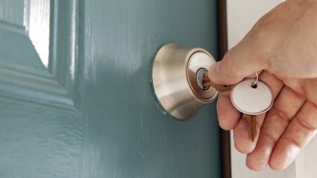 Por que especialistas alertam para não deixar a chave na fechadura
