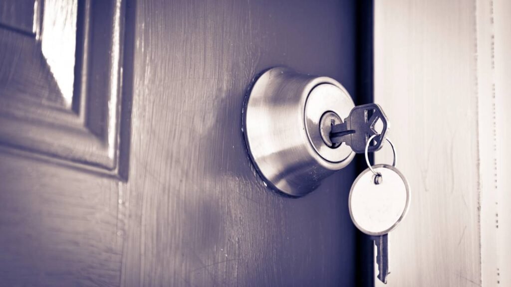 Por que especialistas alertam para não deixar a chave na fechadura
