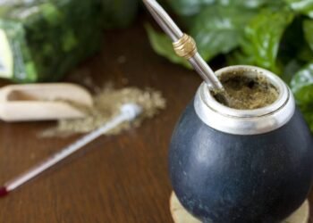 Uma planta delicada que acrescenta sabor, cor e cuidado ao seu momento de chá