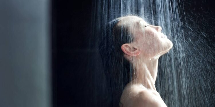 Outro dos benefícios de tomar banho no escuro é a redução da luz artificial antes de dormir. - Créditos: depositphotos.com / glazeimage