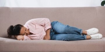 Dor no lado direito da barriga pode ser sinal de alerta