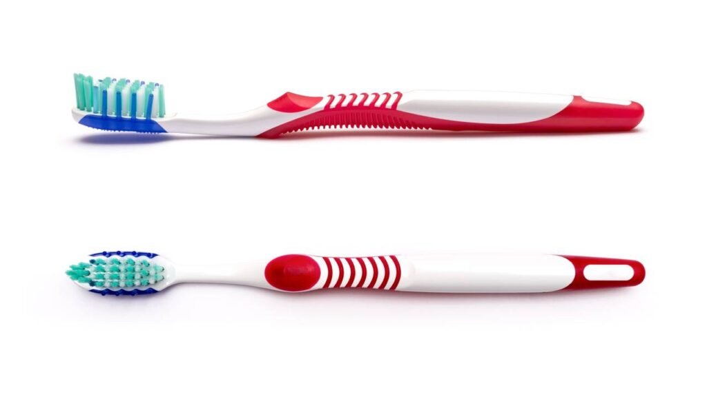 O verdadeiro motivo das cerdas coloridas na escova de dentes