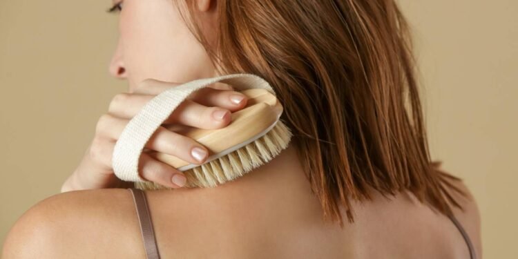 A escovação corporal a seco é uma técnica em que você passa uma escova de cerdas firmes, mas confortáveis - Créditos: depositphotos.com / triocean2011